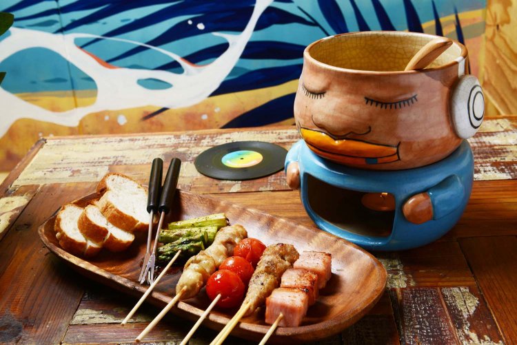 「よくばりセット」。基本のセットで足りない場合は、フォンデュや串盛、バケットなどが追加ができる。