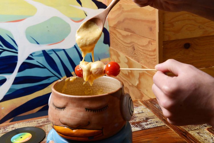 数種類のチーズをミックスしたチーズフォンデュは180ｇも入っているので、たっぷりと絡めて味わいたい。