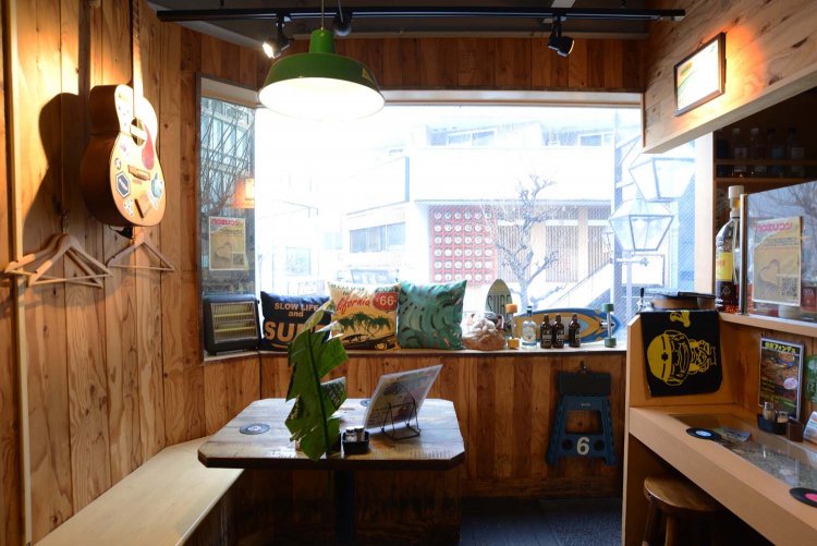 一番人気の窓辺の席は、ぜひ早めの予約でゲットしよう。