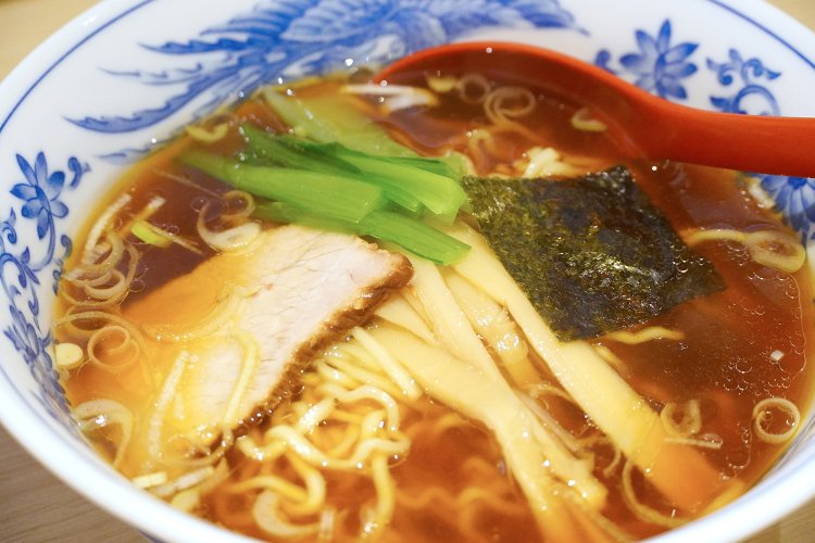 醤油の香りがふわ〜んと漂うラーメン（しょうゆ）。