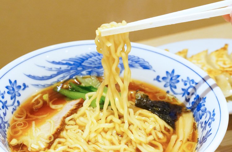 創業当時からずっと、太めのちぢれ麺。