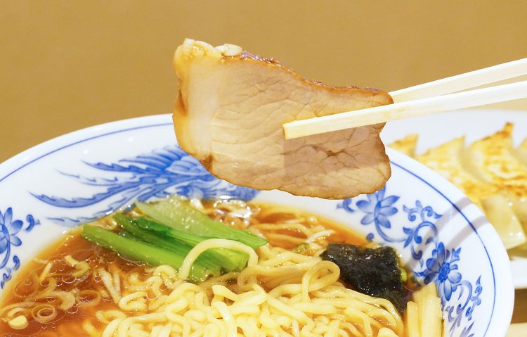 チャーシューはしっかりした歯ごたえで脂が甘い。