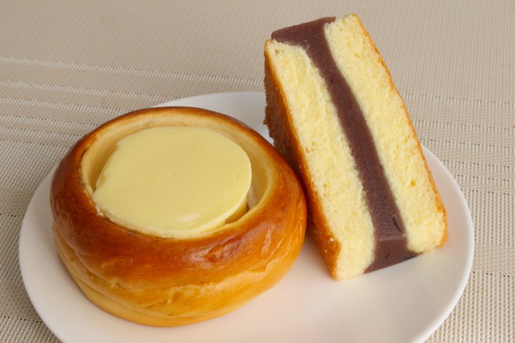 左がプリンパン210円。なつかしいおいしさがある。