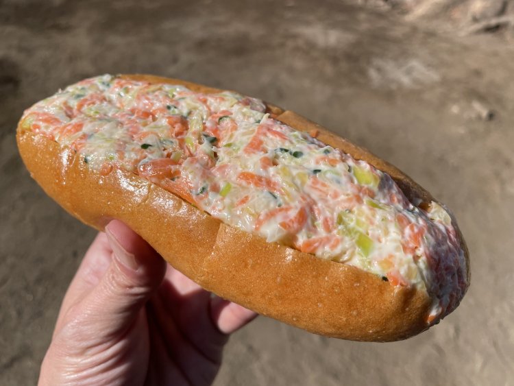 コールスロー210円は具がこぼれそう！　ていうか、こぼれる！