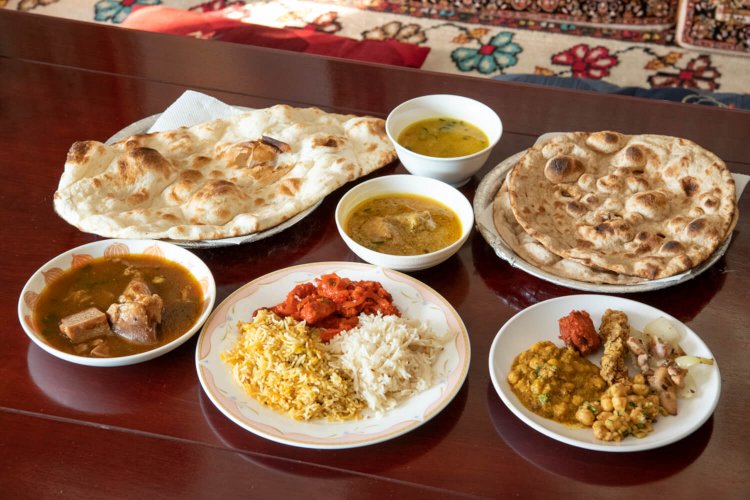 ビュッフェ1500円は金・土・日。この日は牛肉のパヤ、マライティッカ、ひよこ豆のカレーなど10種類以上。