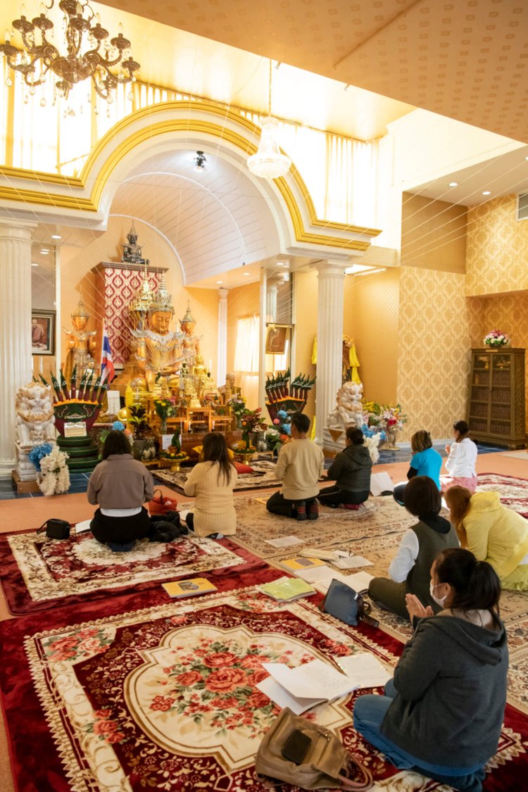 『プッタランシー寺院茨城』。ご本尊にもなんとなくパチンコ屋の面影が？