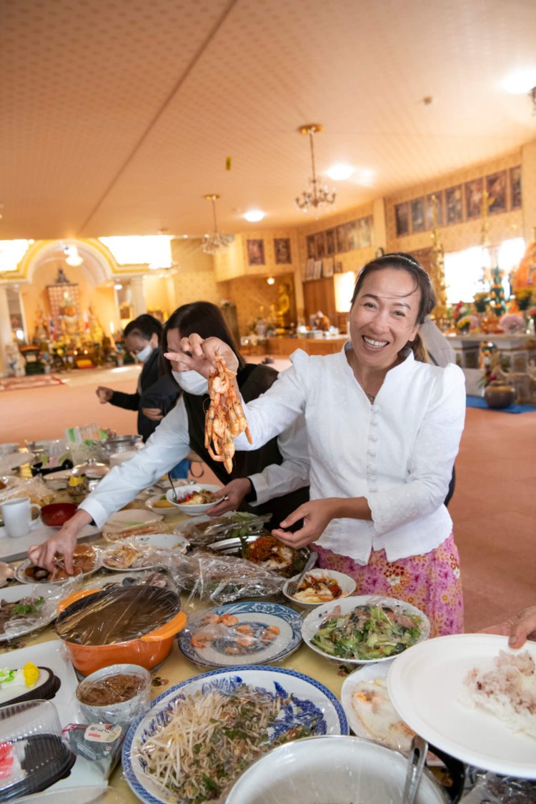 週末はタイ人女性たちが料理を持ち寄って僧に捧げ、それから食事会になる。タイミングが合えばごちそうになれるかも。