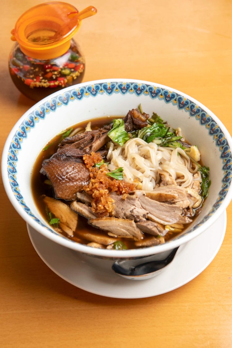 鴨肉＆米麺が濃いめのスープとよく合うクイッティアオ・ペット780円。