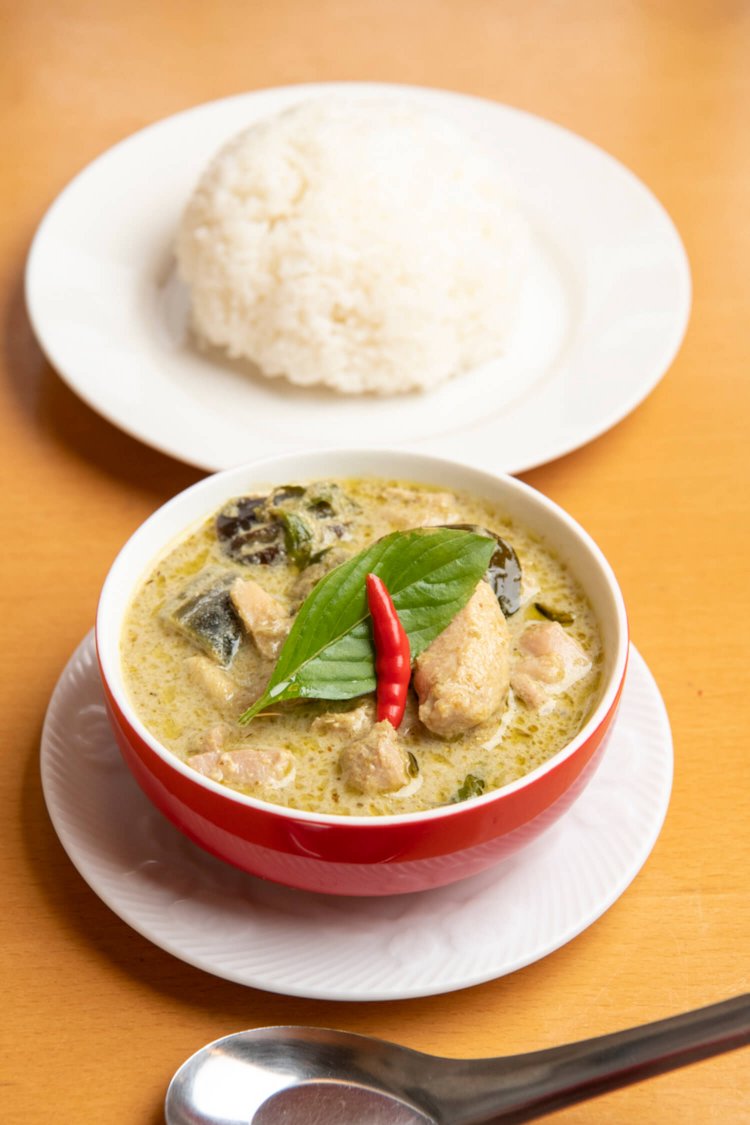 まろやかな甘みの中にチリの刺激。ゲーンキアオワーン（グリーンカレー）680円。