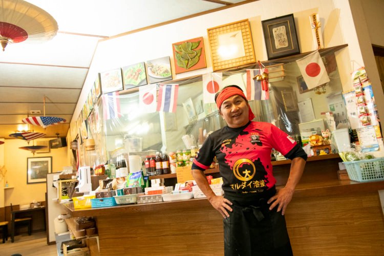 陽気な料理人・アムヌアイさん。「ガパオやマッサマンもおすすめだよ！」。