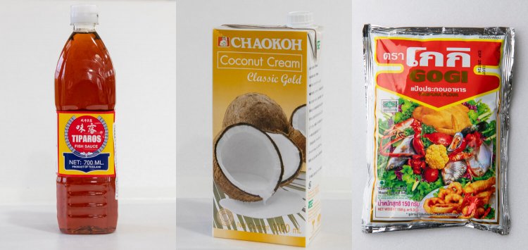 ナンプラー、ココナツミルク、合わせ調味料などタイ食材もたくさん売られている。