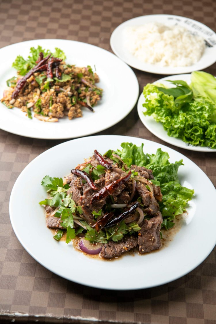 （手前から）牛肉とハーブのサラダ・ヌーヤンナント1000円、なまずのラープ・ラッパード1000円。どちらもカオニャオ（もち米）とばっちり合う。辛さは頼めば調節してくれる。