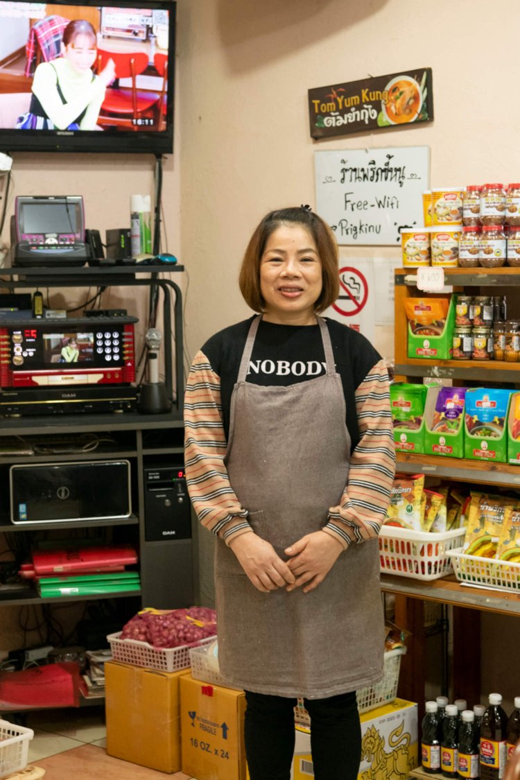 イサーン地方コラート出身のママ、ラサミーさん。「イサーン料理は“ペッテーアロイ”（辛いけどおいしい）ですよ！」。