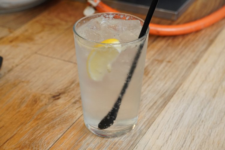 レモン、グレープフルーツ、オレンジの3種類ある三馬力サワー各550円。サワー元から自家製で作る。