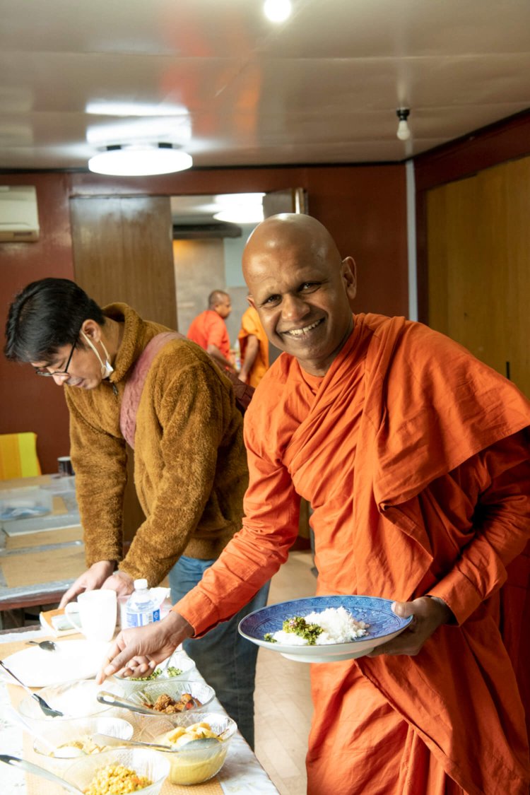 住職のトゥンヒティヤーウェー・ダンマローカさん。日本語は堪能だ。