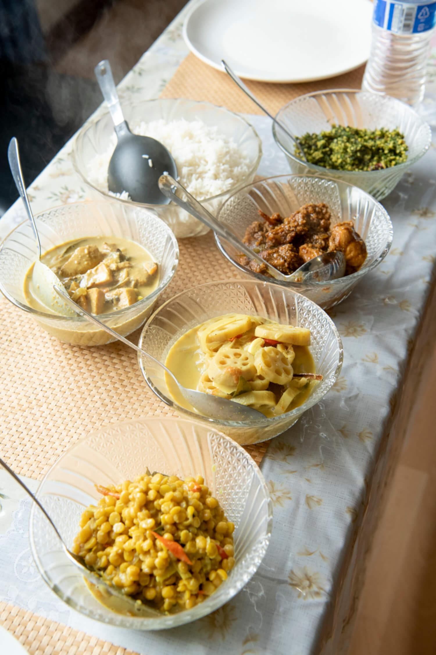 寄進の料理は周辺に住むスリランカ人が持ち寄るが、この日はなんと僧侶たちの手作り。サバやレンコン、豆のカレー、マッルンなど。