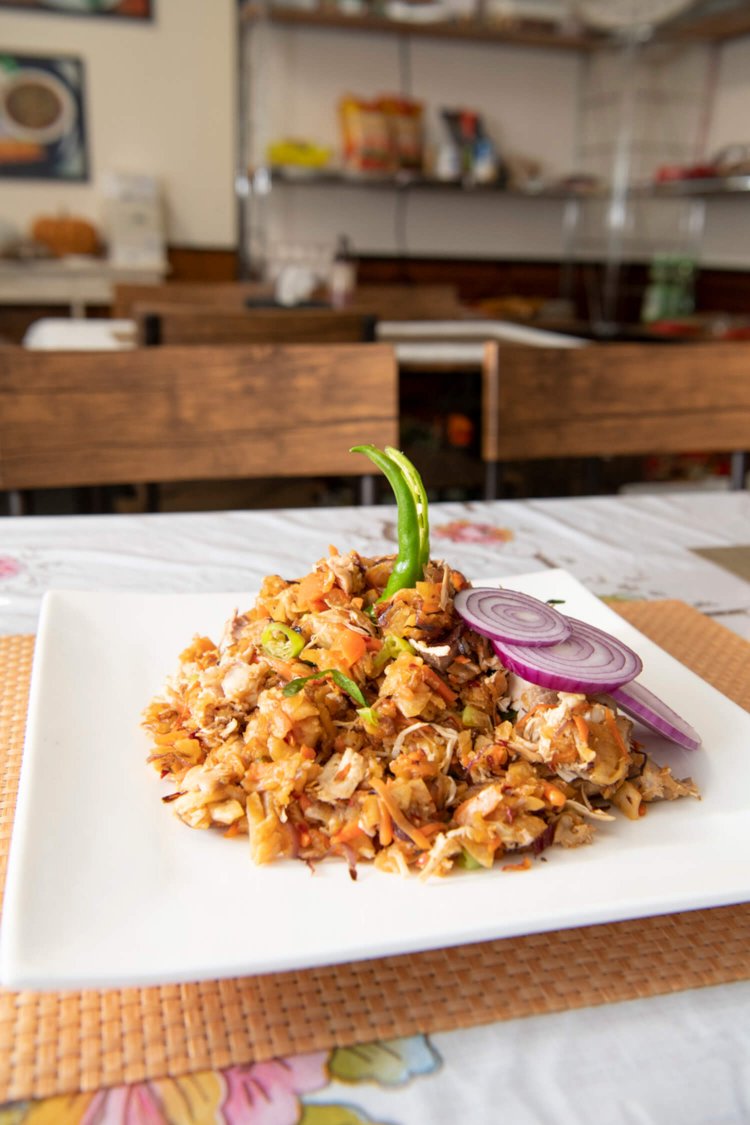 ロティ（全粒粉のパン）とチキン、野菜を炒めたコットゥ1300円はなかなかボリューミー。