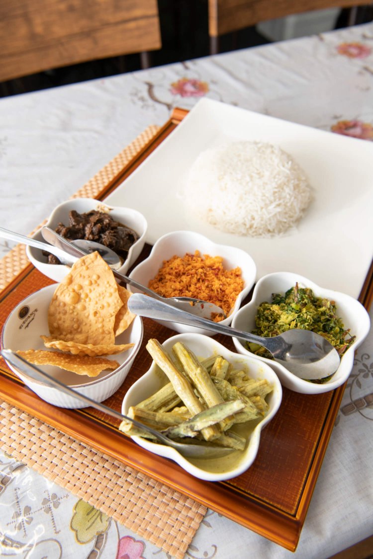 この日の日替わりカレー1200円はムルンガ（ドラムスティック）とチキン。ココナツ＆ドライフィッシュのふりかけポルサンボル、カブとココナツを炒めたマッルンも添えられる。