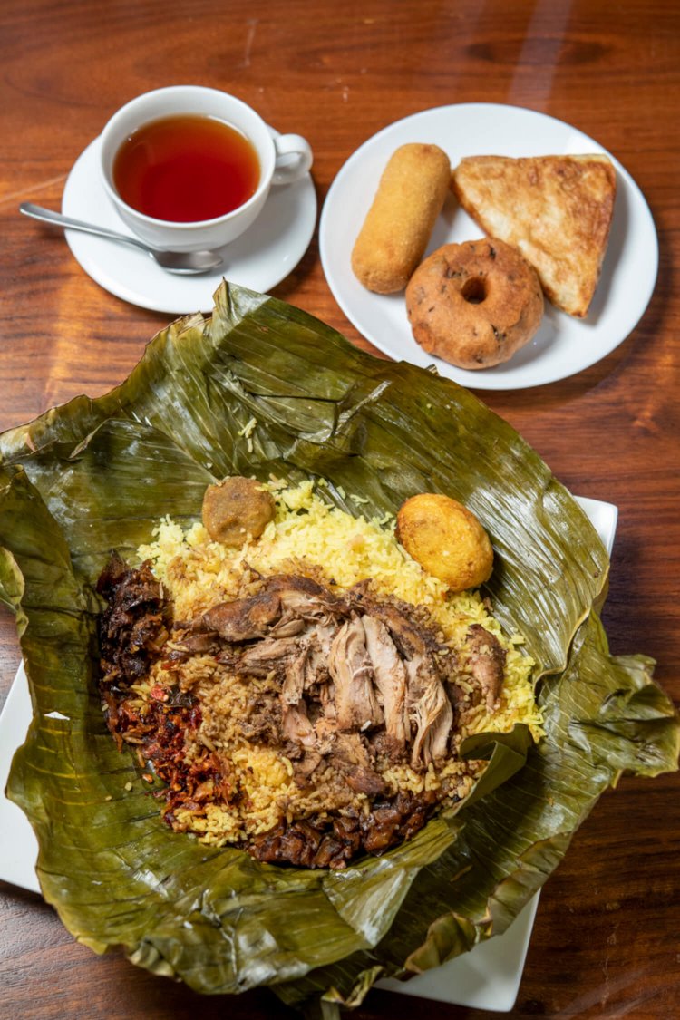 チキンカレー、魚の揚げ物、揚げナスのマリネなど具だくさんのランプライス1500円。
