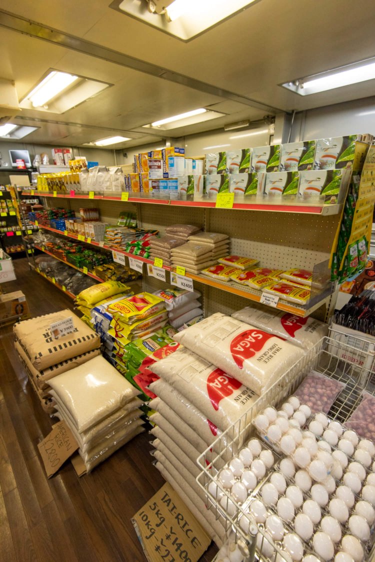 近くで雑貨店も経営。スリランカ食材のほかクリケットグッズも。