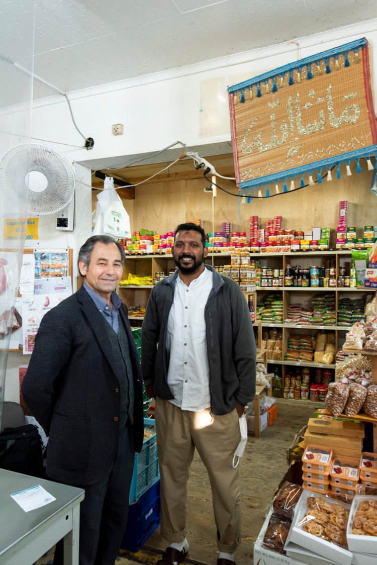 ダンディーなガフォールさん（左）。「パキスタンのスパイスもいっぱいあるよ！」。