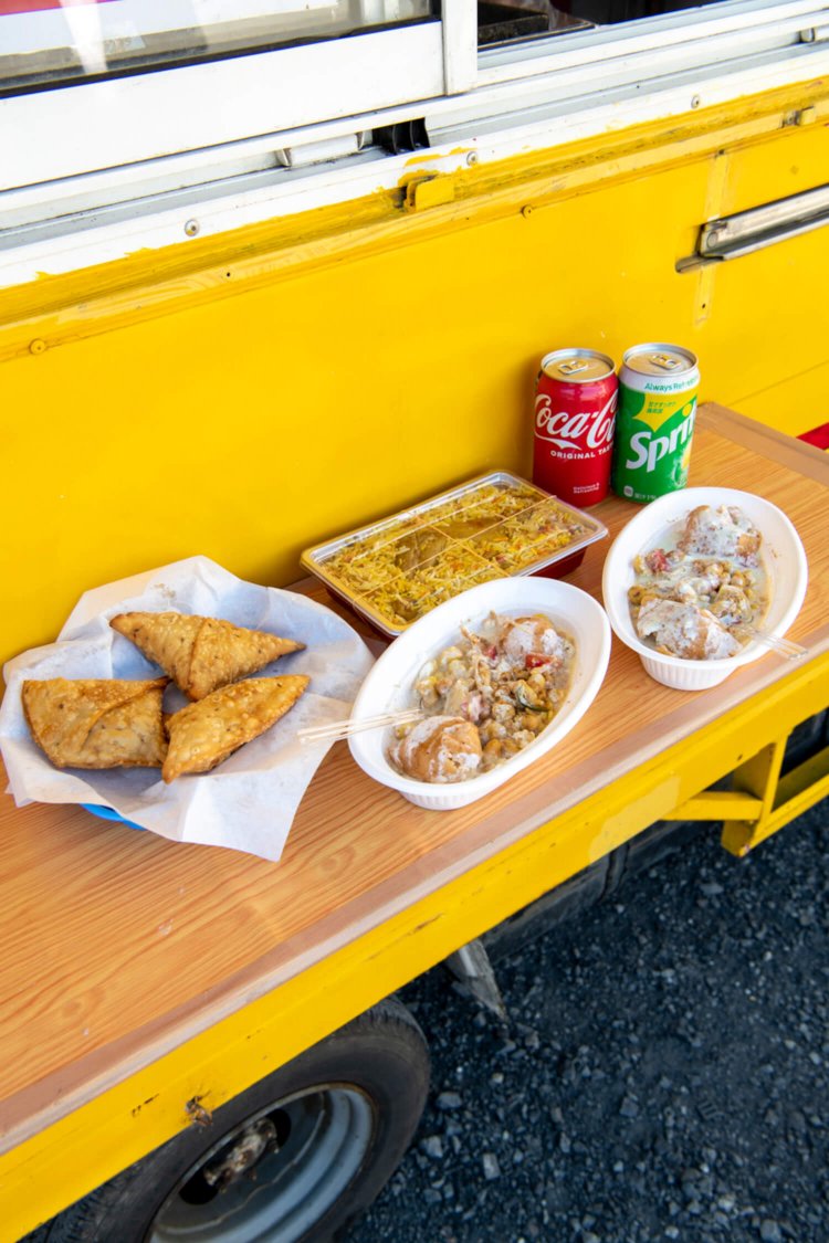 礼拝に合わせてパキスタンスナックのキッチンカーも現れる。ゆでたじゃがいもやひよこ豆にヨーグルトソースをかけたダヒ・バライ、南アジアのスパイスコロッケ・サモサやビリヤニがよく売れるとか。