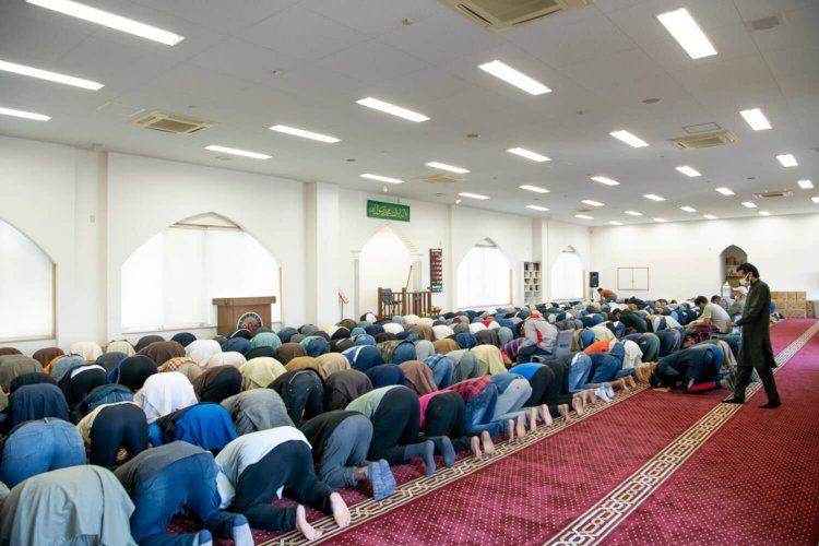 金曜昼の礼拝には大勢の人が集まる。