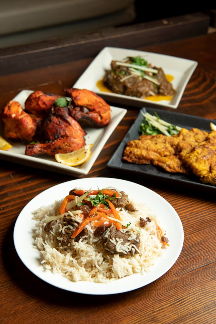 （手前から）スパイス炊き込みご飯のカブリプラウ1500円、フィッシュティッカ2000円、タンドリーチキン1000円、パキスタン風の煮込みマトンカライ2000円。