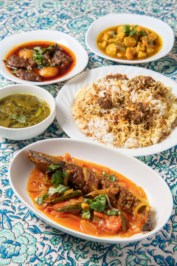 （手前から）揚げナマズのカレー、ビーフビリヤニ（金のみ）と付け合わせのスープ、ビーフカレー、イカと海老のカレー（各1000円）。