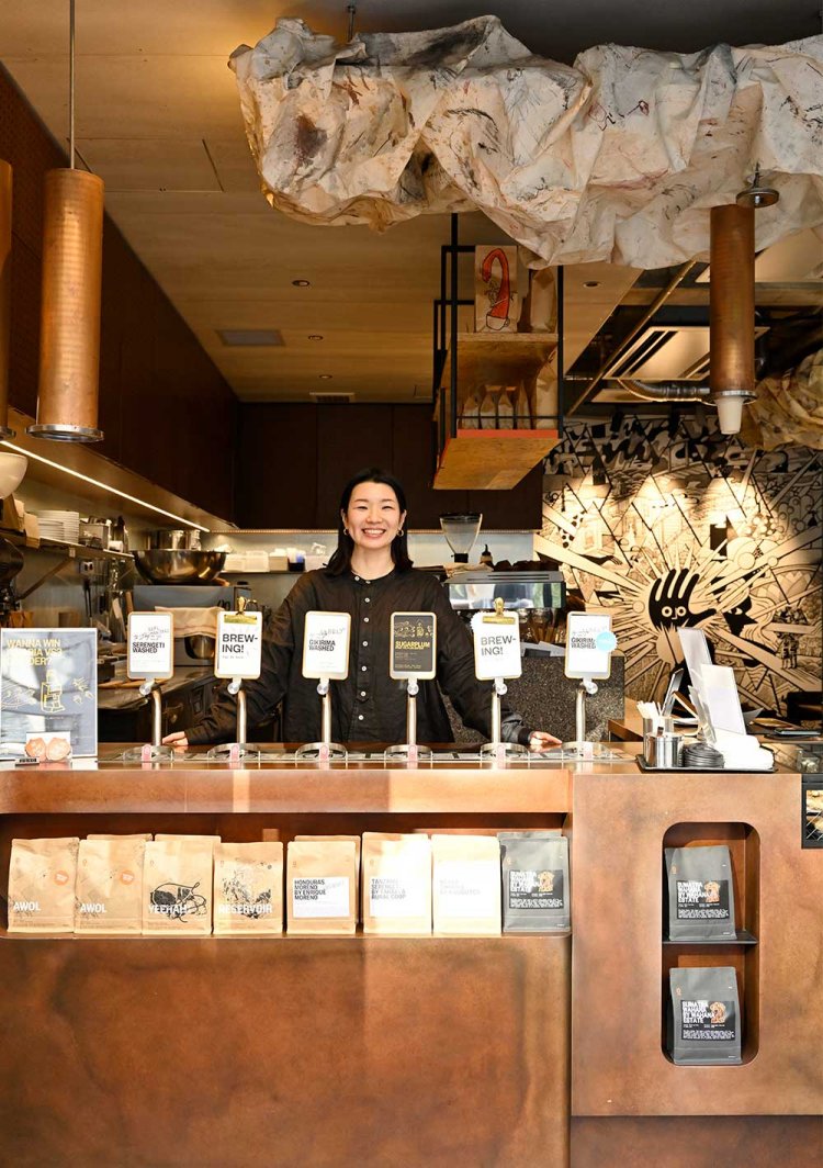 店舗マネージャーの三浦泰子さん。「パン目的の方がこちらに立ち寄ってくださることも」。