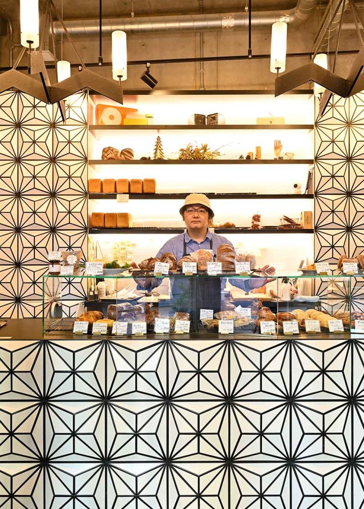 店主・川本宗一郎さん。「すぐ目の前においしいコーヒー店ができてうれしいよ」。