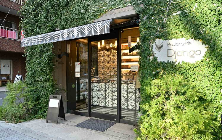 緑に包まれて風景になじんだ外観。