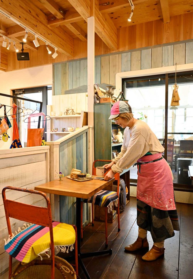 店主・笠原文代さん。仙川でさまざまなことを企画して楽しんでいる。こちらのエプロンもキヨミさん手作り。