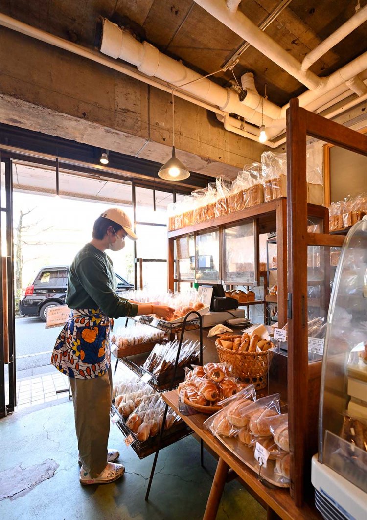 明るく迎えてくれる和やかなスタッフもこの店の魅力。エプロンは『AOSAN』と『niwa-coya』で働いていたキヨミさん手作り。