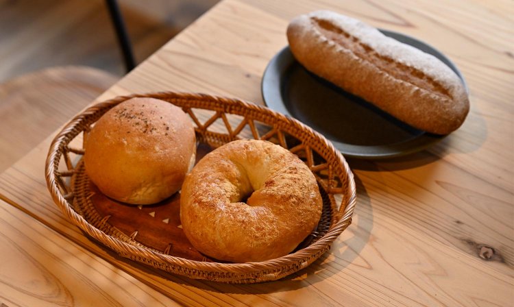 黒豆ときな粉ベーグル280円、カレーパン270円、味噌バゲット260円。