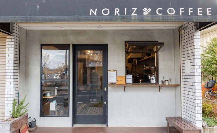 開店前から入店待ちの行列ができる。