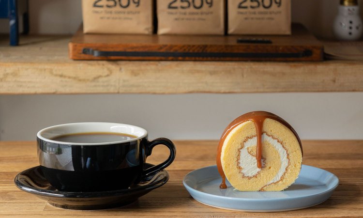 エスプレッソキャラメルロールケーキ490円は遥さん担当。