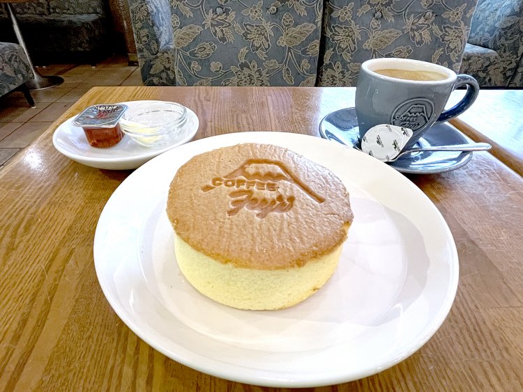 窯焼きホットケーキ750円。コーヒーまたは紅茶付き。