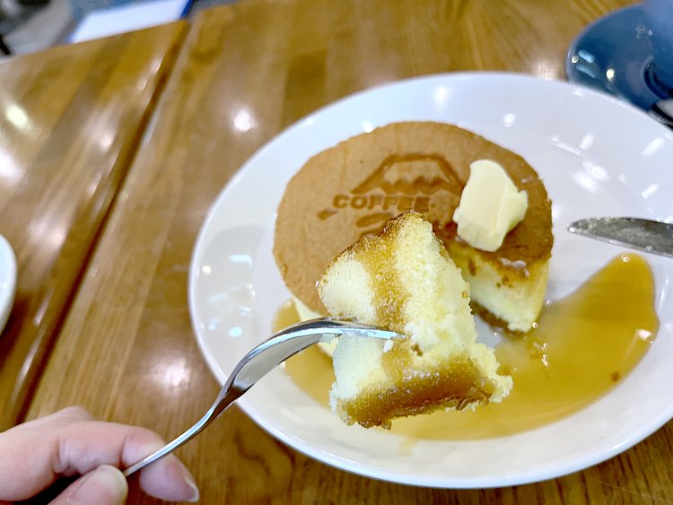 マーガリンとシロップをたっぷりつけていただきまーす。