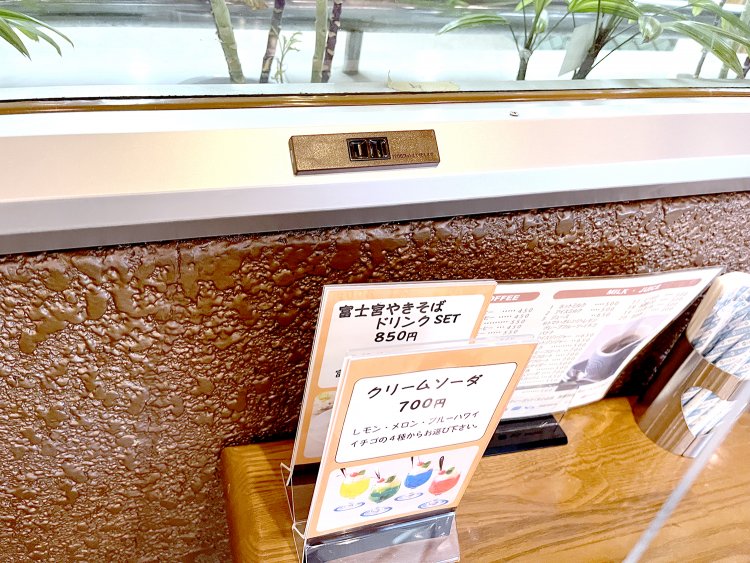 万が一、スマホやパソコンの電源が切れそうでもコンセントがあるから安心。ほぼ全席に完備。