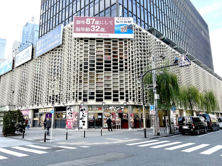 飲食店、オフィスがひしめくニュー新橋ビル。