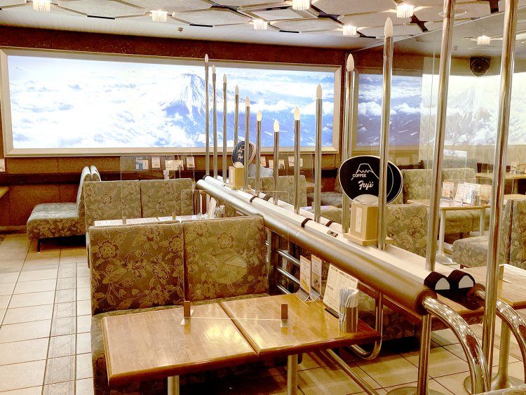 どこの席にいても見ることができる富士山のパネルはLEDライトで照らされている。