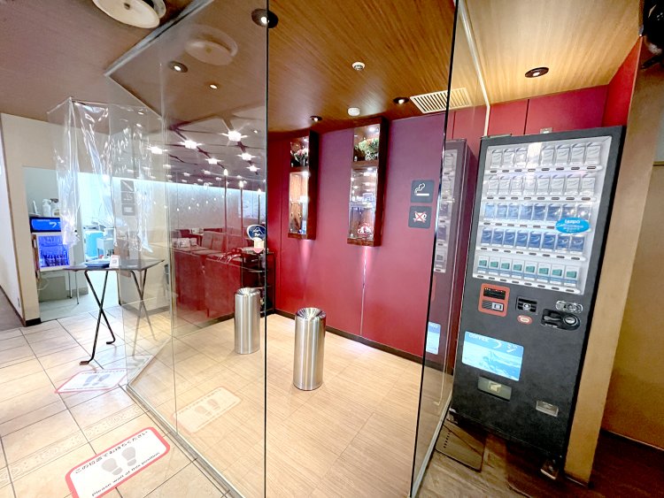 入り口すぐに紙巻きタバコ用の喫煙ブースがある。自販機も完備され至れり尽くせり。