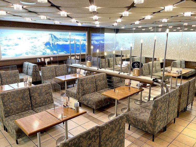 写真の右奥が電子タバコの喫煙エリア。ゆったり寛ぎながらタバコとコーヒーが楽しめる。