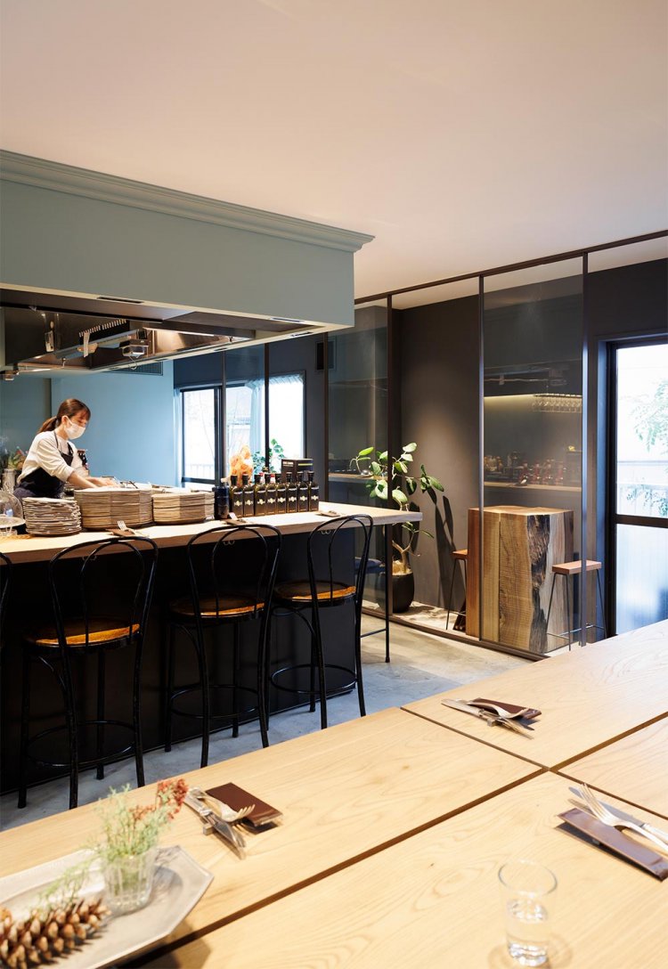 光が差し、木材を配したオアシスに、鈴江さんの好きを詰め込んだ。