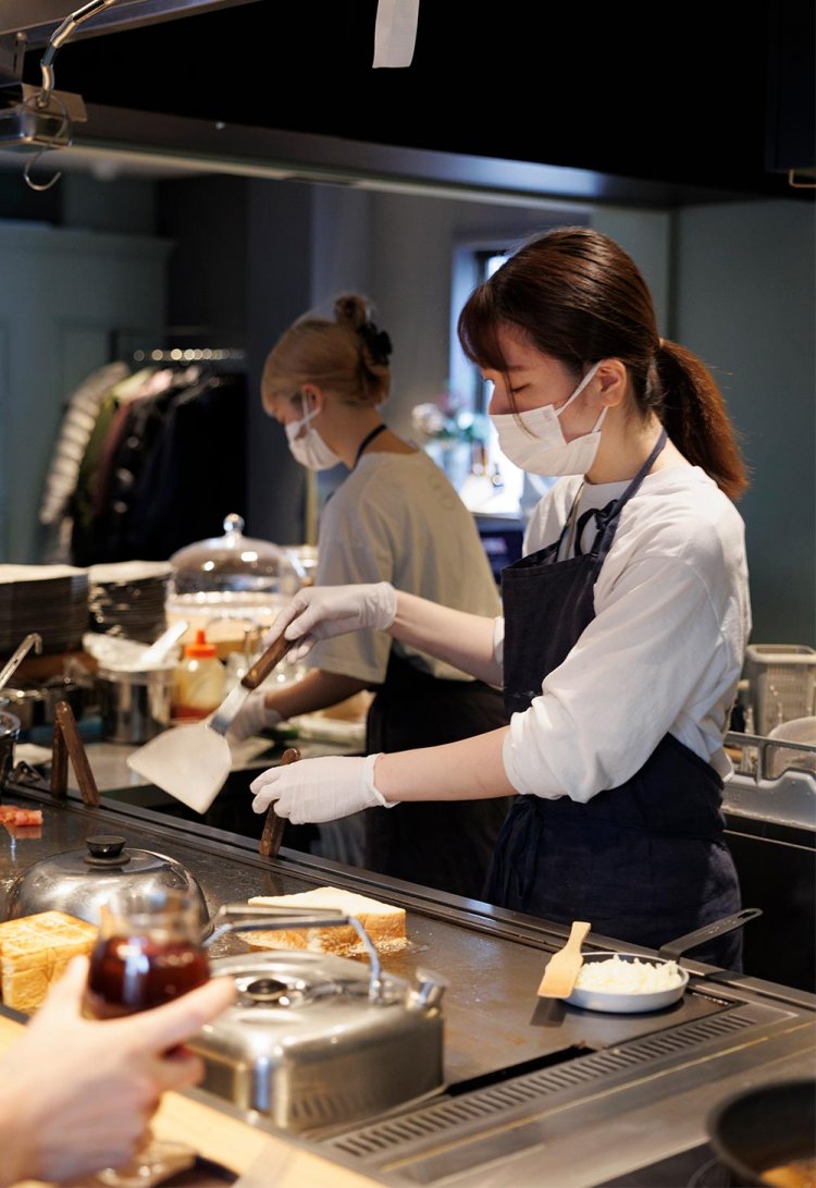 焼く姿を眺めるカウンターは特等席だ。