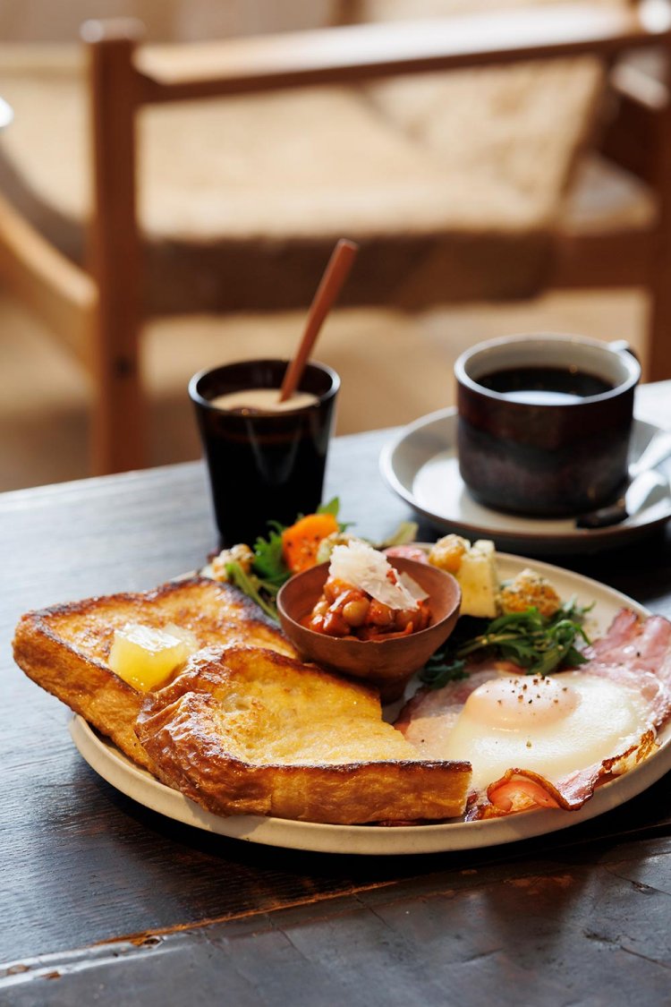 コーヒー、ヨーグルト付きフレンチトースト1500円は金～日の朝限定。