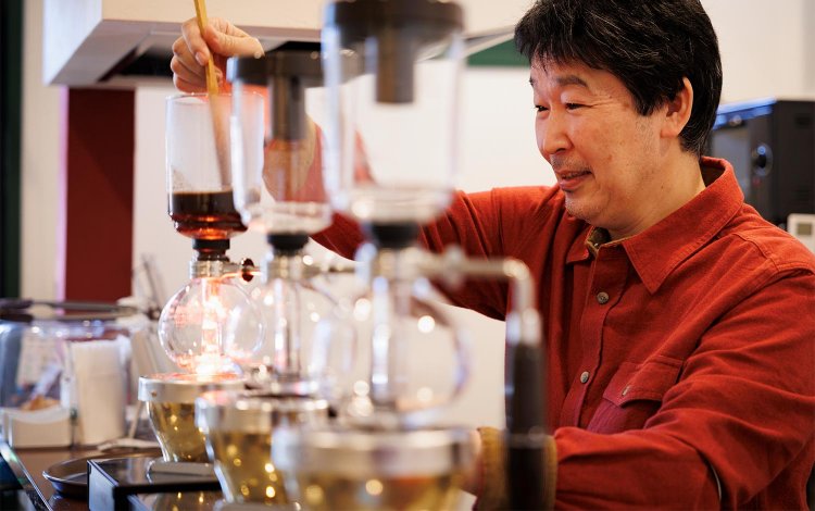 サイフォンコーヒーを淹れる浅尾さんは元額装・絵画修復職人。