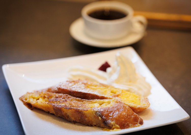 パン・ペルデュ・シュクレ650円は、苦味を効かせたブレンドコーヒー500円と。