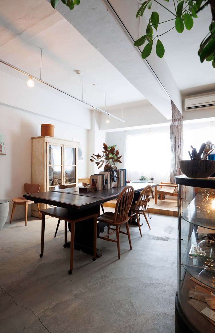 古いマンションの3階に潜み、アンティークが醸す風情が心地いい。